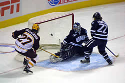Barry Tallackson gives the Gophers their fourth goal of the game (photo: Pedro Cancel).