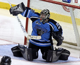 Jimmy Howard shut out UMass in the Hockey East title game (photo: Pedro Cancel).