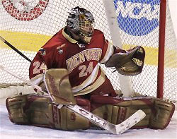 Pioneer netminder Adam Berkhoel has stopped 15 shots through two periods (photo: Pedro Cancel).