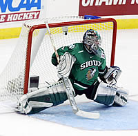 Jordan Parise backstopped UND to another win Thursday (photo: Pedro Cancel).