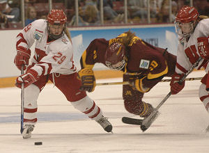 Tia Hanson (29), Wisconsin's NCAA quarterfinal and semifinal heroine, drives with the puck in the NCAA final. (Photo: John E. Van Barriger / <a href='http://words-photos.com'>words-photos.com</a>)” /></p>
<div class=