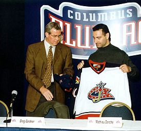 Gardner shows off his Columbus Blue Jackets' jersey after his signing (photo: Niagara media relations).