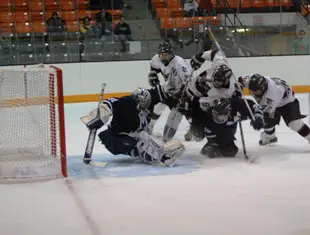 Winning goaltender Doug Raeder makes a big third period save. (photos: Scott Bridges)