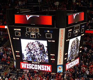 colorscans/20062007/ncaa_uw_me_jumbotron.jpg