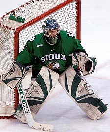 Philippe Lamoureux returns to man the Fighting Sioux nets this season (photo: John Dahl, SiouxSports.com).