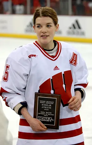 Sara Bauer receives her scholar-athlete award from the WCHA. Her 3.96 GPA among elite players is unprecedented.<br />John E. Van Barriger / <a href='http://words-photos.com'>words-photos.com</a>” /></p>
<div class=