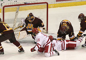 Rachel Bible scores at 6:50 of the third period to give Wisconsin a 3-1 lead. / Ryan Coleman