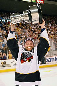 Barret Ehgoetz celebrates with the Kelly Cup (photo: IIA Photography).