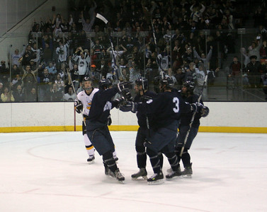 Stout celebrates its go-ahead goal at the end of the first period (photo: Matthew Webb).
