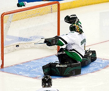 Peter LeBlanc's winning goal sails past North Dakota netminder Brad Eidsness (photo: Melissa Wade).