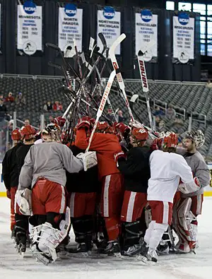 Wisconsin players gather at the end of Friday's practice (photo: Melissa Wade).