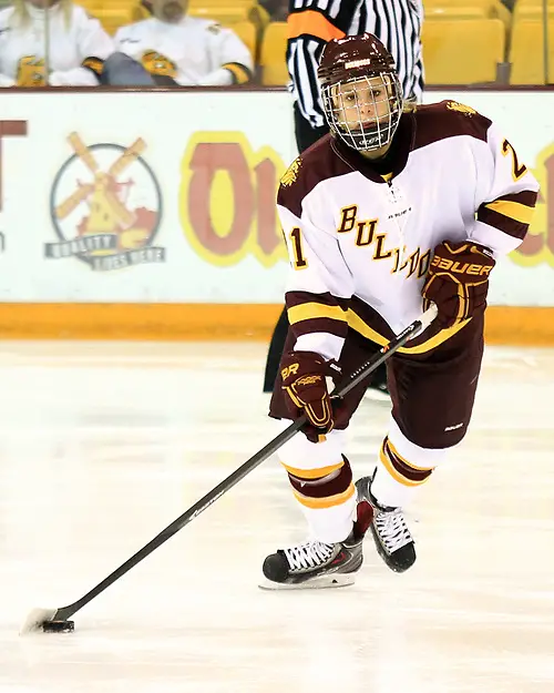 UMD Bulldog #21 Lara Stalder (Dave Harwig)