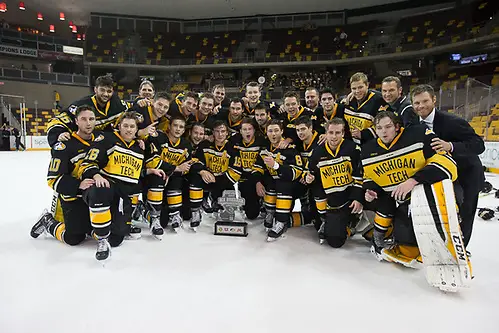 7 Oct 17:  The University of Minnesota Duluth Bulldogs host the Michigan Tech Huskies play against in the 2017 Icebreaker Tournament at Amsoil Arena in Duluth, MN. (Jim Rosvold/USCHO.com)