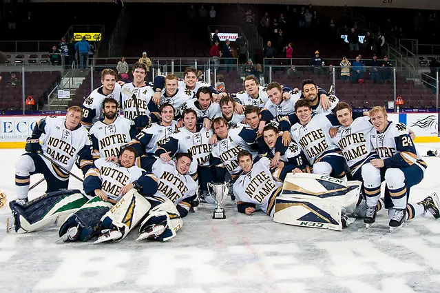 Notre Dame players celebrate with the 2018 Icebreaker Tournament trophy (Omar Phillips)