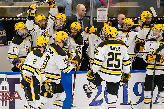 AIC players celebrate a last second goal in the second period, to go up 2-1 vs Niagara (2019 Omar Phillips)
