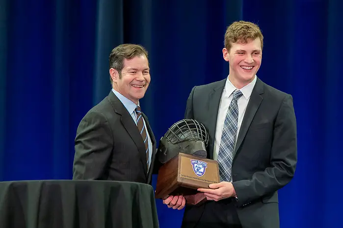 Cayden Primeau wins the 2019 Mike Richter award (2019 Omar Phillips)