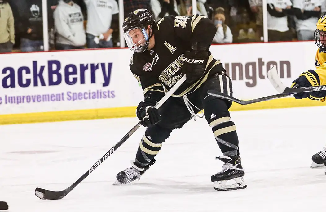 NCAA Roundup: Nesterenko, Evans earn Hockey East awards