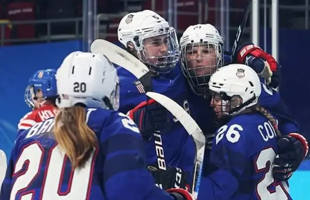 Canada women's ice hockey routs Swiss 10-3, advances to Olympic