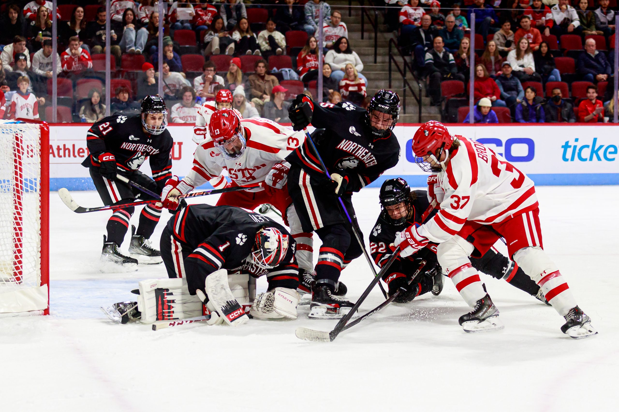 BULLDOGS TOP THE HUSKIES 4-3 ON THE ROAD - UMD Athletics