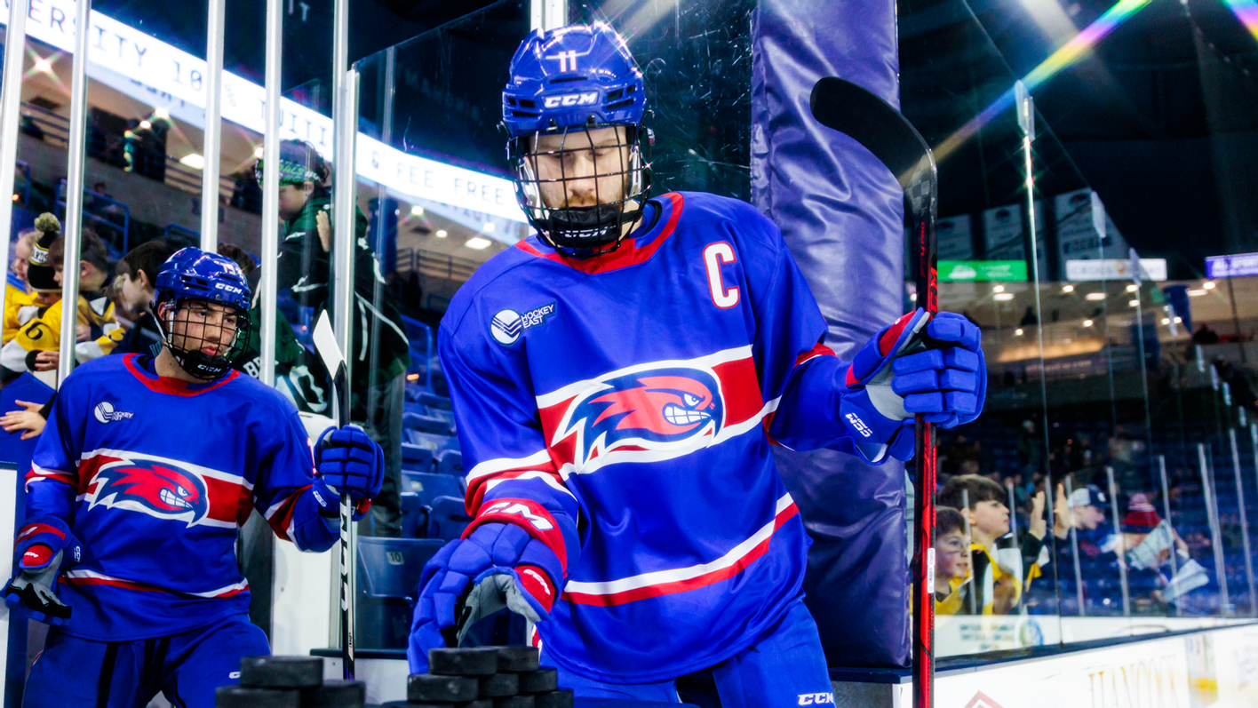 Men's hockey: UNO races past SCSU, 7-2, gets split